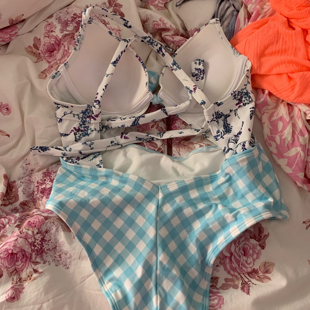 One piece bathing suit - Picture 2 of 3
